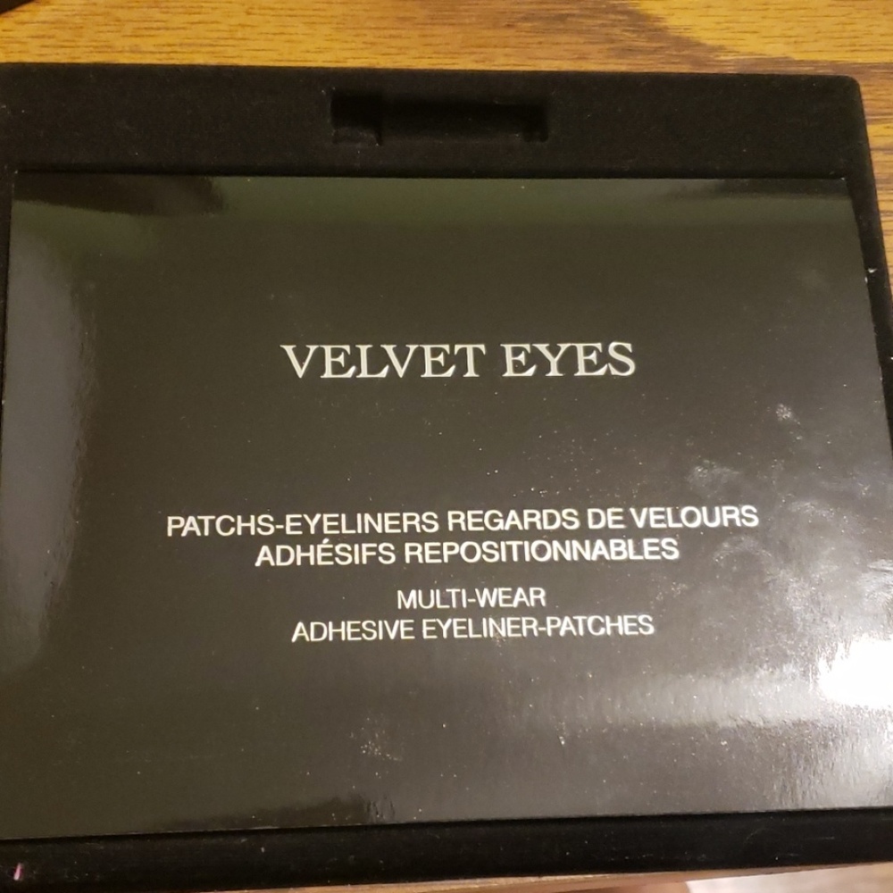 Velvet eye liner